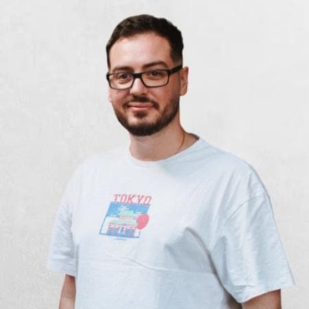 A portrait photo of Stiven